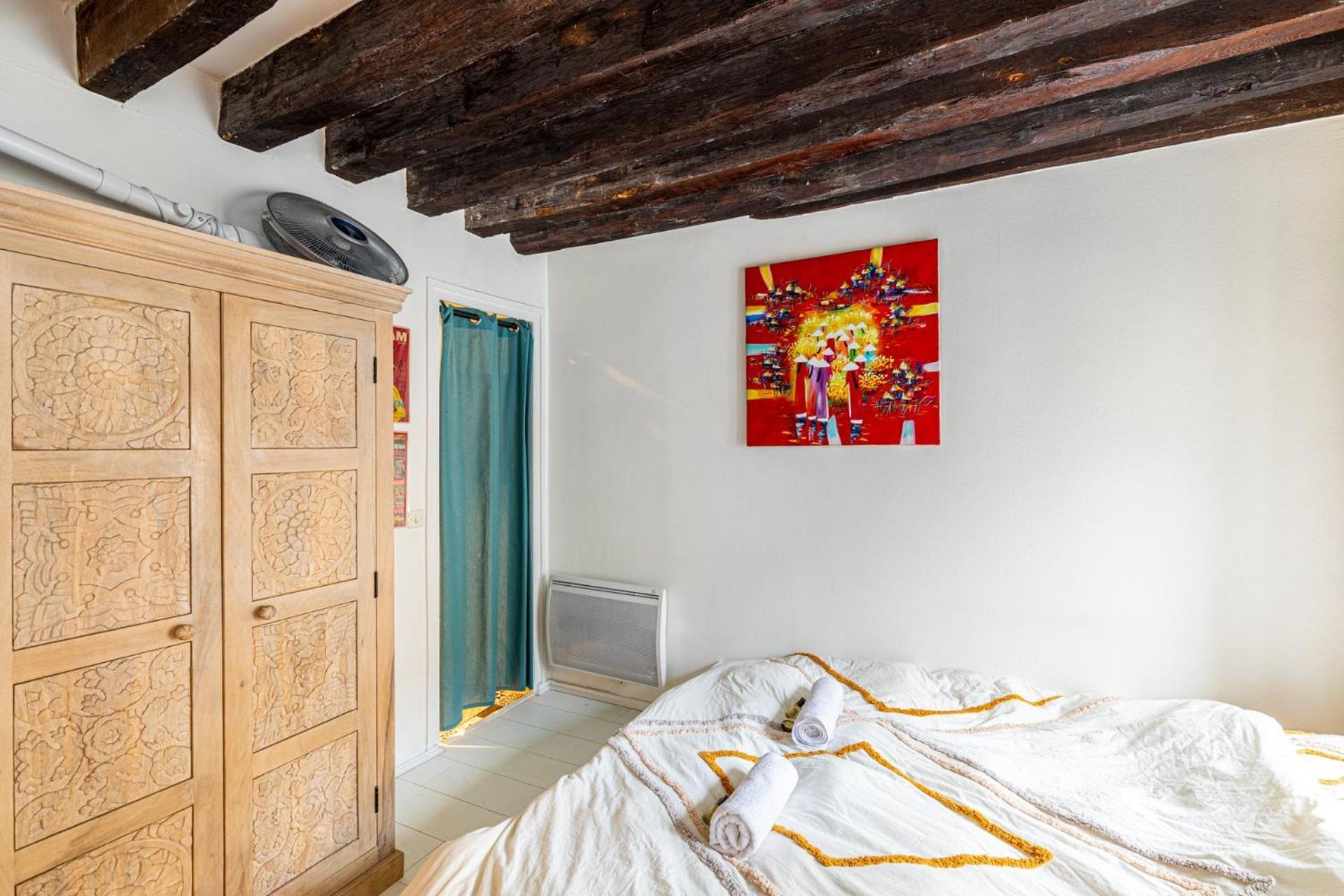 Guestready - Exposed Beams Flat Near Le Marais * Paris